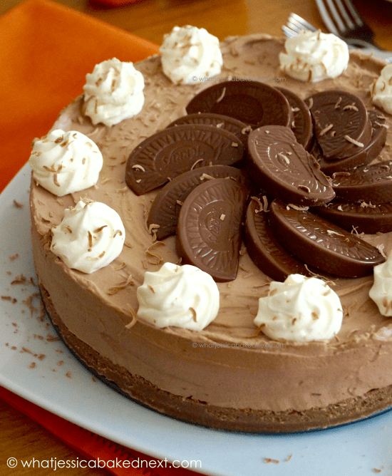 Get into the Christmas spirit with a slice of this white chocolate cheesecake with a coconut biscuit base and topped with desiccated coconut, white chocolate and Raffaello truffles!