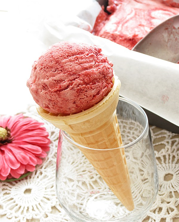strawberry-ice-cream-with-fresh-strawberries