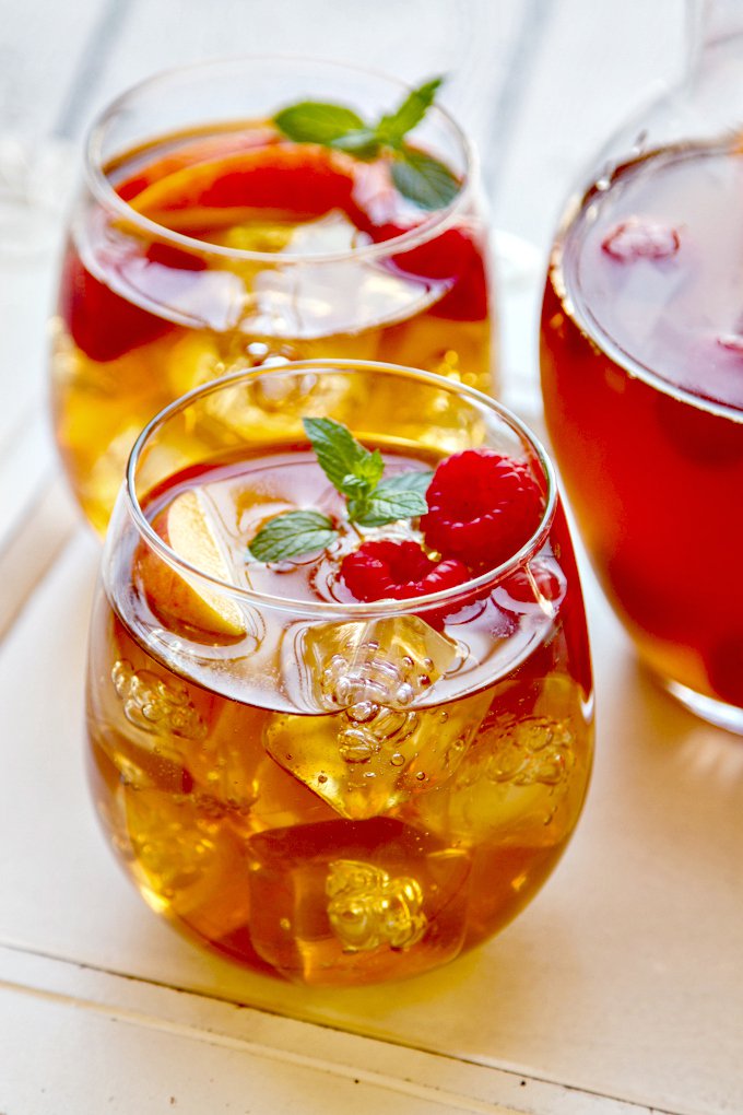 sweet-tea-sangria-with-peaches-raspberries