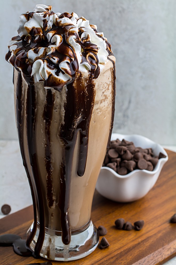 Creamy vanilla greek yogurt, sweet chocolate chips, and ice combined with bold coffee to create the perfect Chocolate Chip Mocha Breakfast Smoothie. It’s healthy protein and sweet, sweet caffeine rolled all into one tasty morning treat.