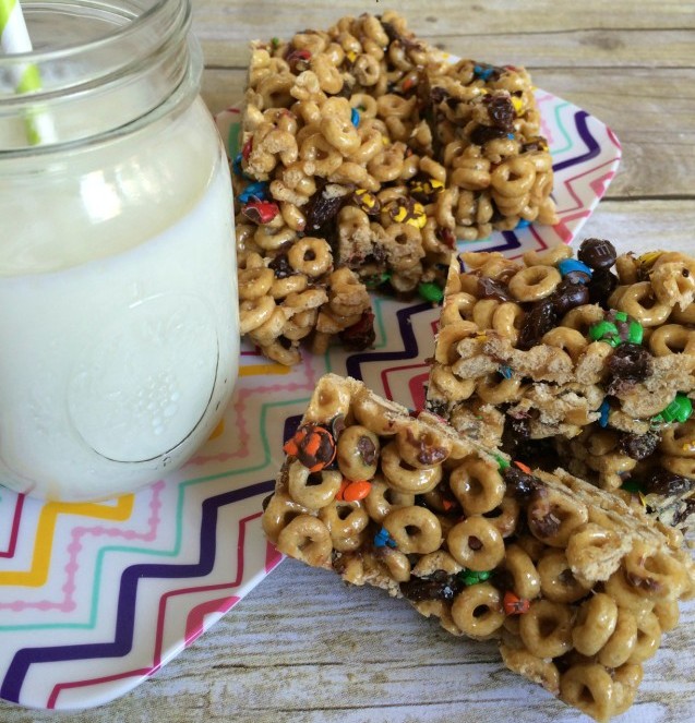 That doesn’t mean you have to skip it if you’re on the go. Here are some amazing breakfast bars you can make yourself.