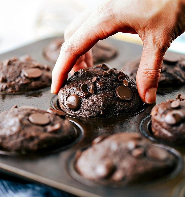 greek-yogurt-chocolate-muffins