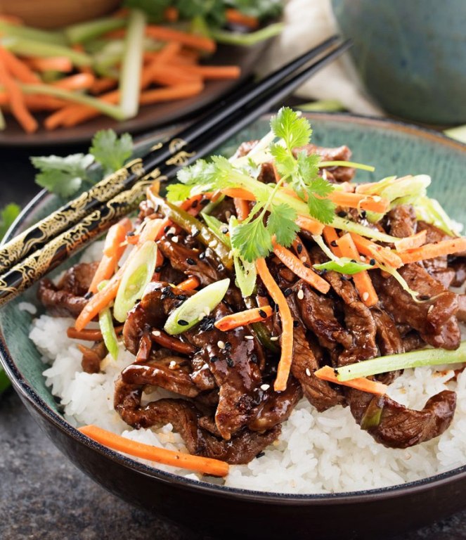 No need to order take-out, this spicy ginger Szechuan beef is completely mouthwatering and ready in just 30 minutes! Perfect for a busy weeknight dinner!