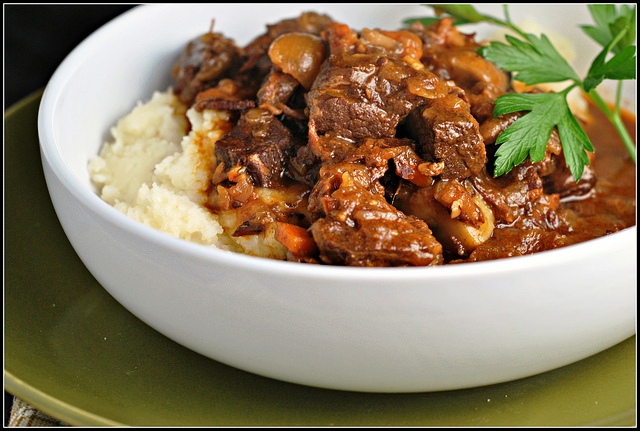 Slow cooker beef burgundy