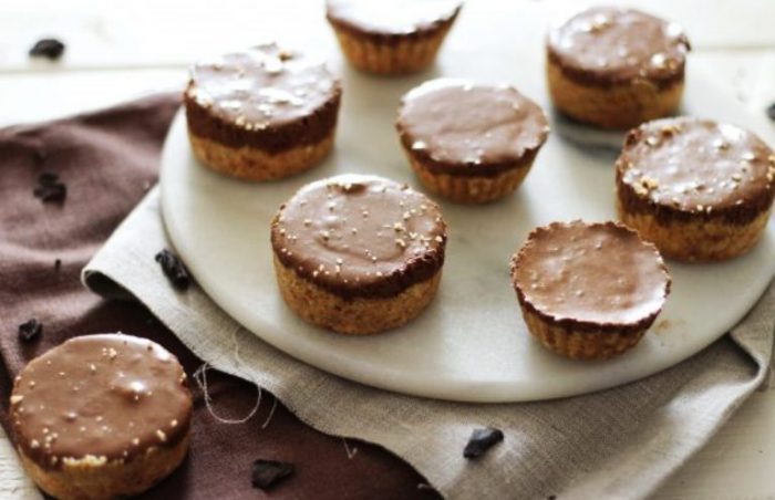 Small tarts with chocolate mousse