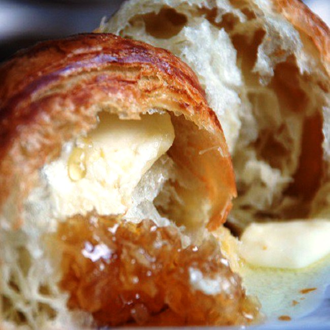 Make our Cheddar’s Scratch Kitchen Honey Croissants Recipe at home tonight for your family. With our Secret Restaurant Recipe your Honey Croissants will taste just like Cheddar’s Scratch Kitchen.