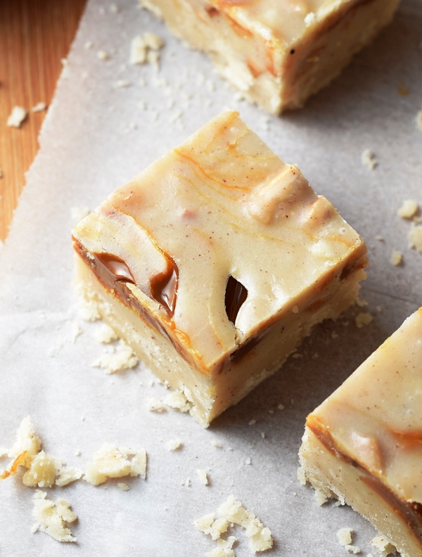 This Caramel Apple Pie Fudge is caramel apples meets apple pie. A fantastic Fall dessert mash-up or anytime during the year!