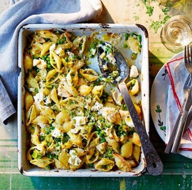 Chicken leek and pea pasta bake