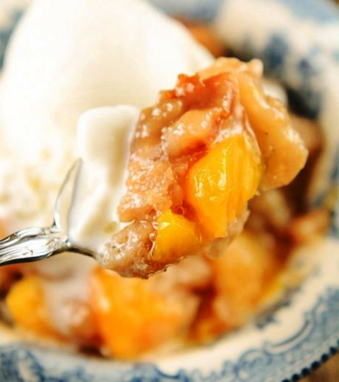 Easy crock pot peach cobbler