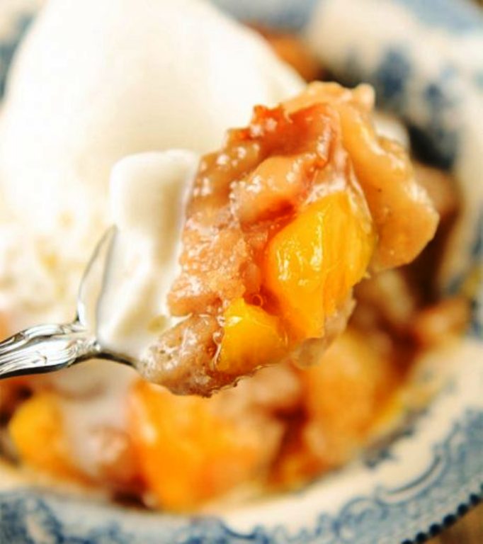  Easy crock pot peach cobbler