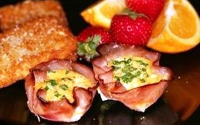 Baked eggs in ham cups