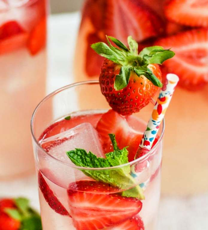 Strawberry gin smash