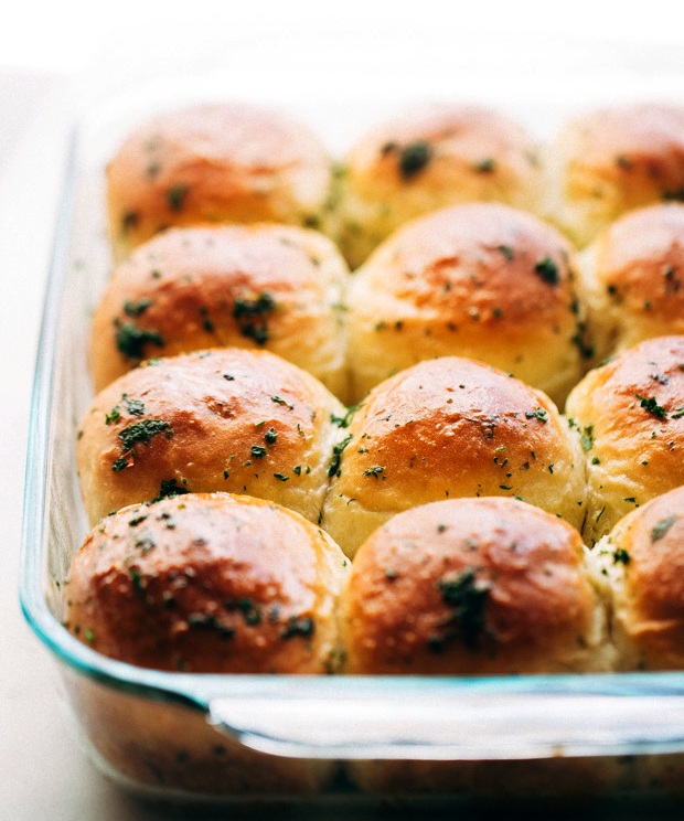 Fluffy garlic herb dinner rolls