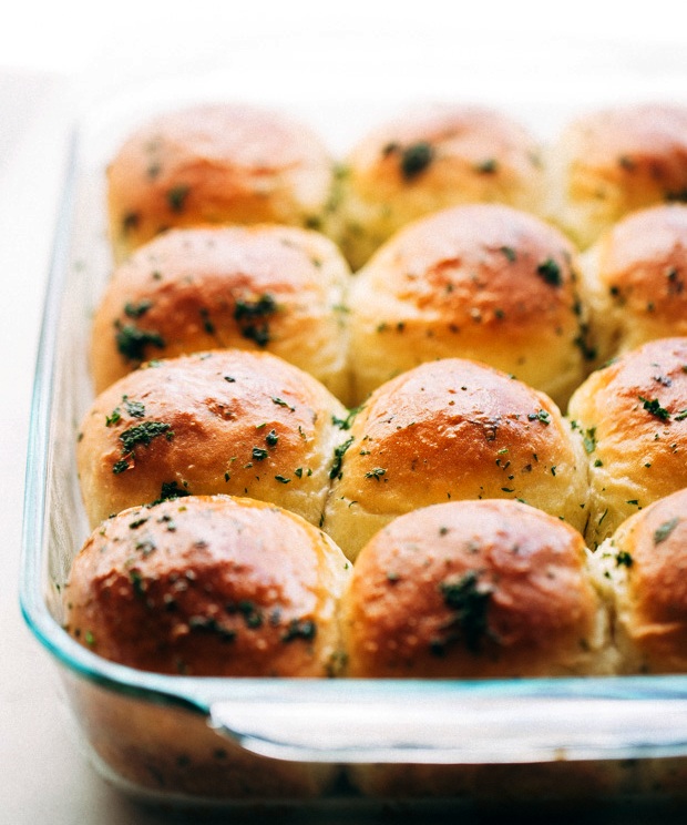 Fluffy garlic herb dinner rolls