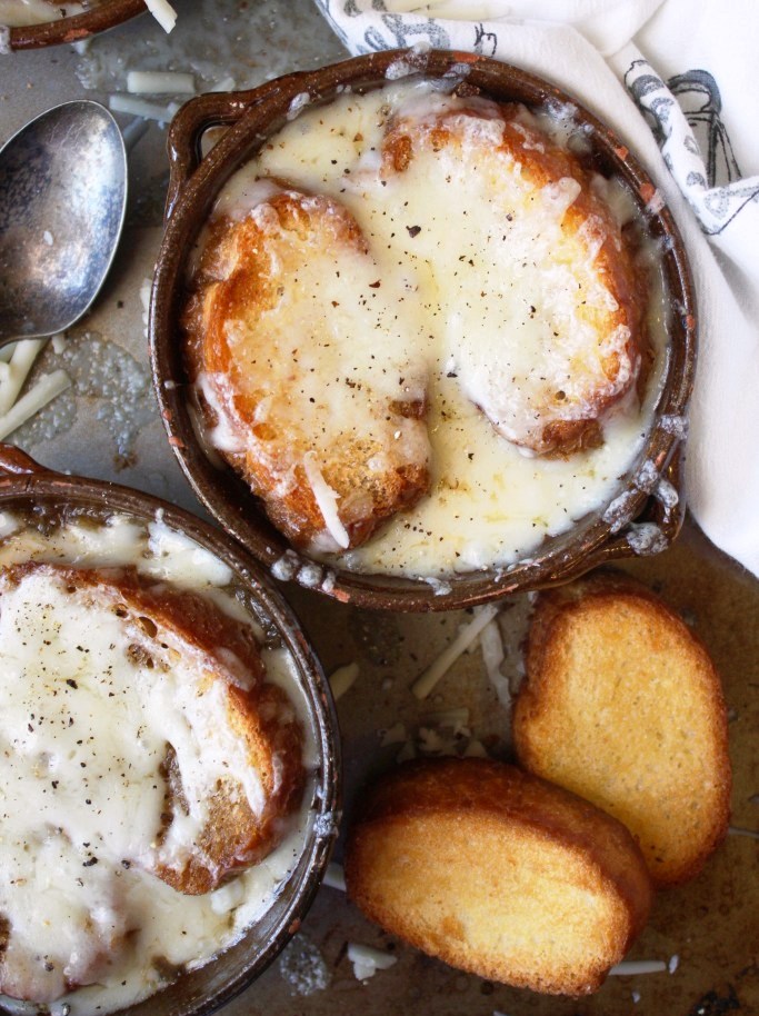 A tasty lunch to have on cold winter days for lunch or dinner. This perfect French onion soup.