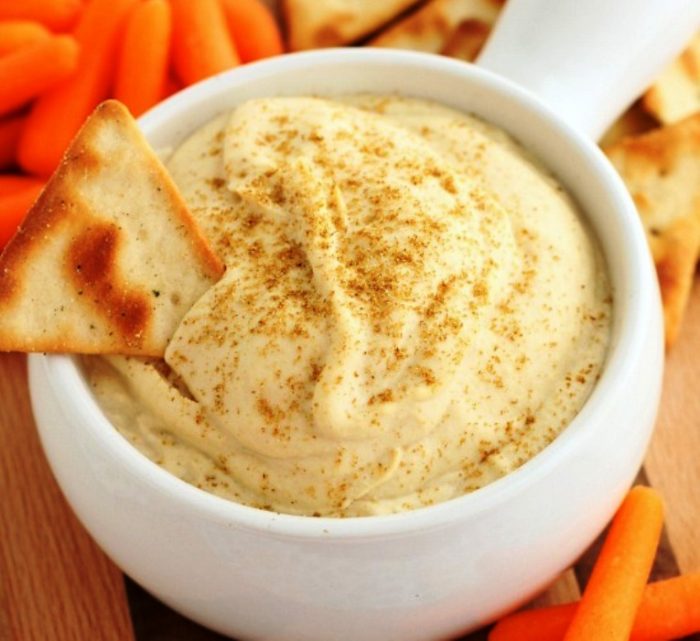 Easy-garlic-hummus