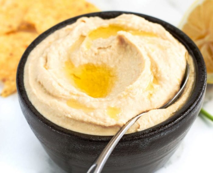 Homemade-lemon-garlic-hummus
