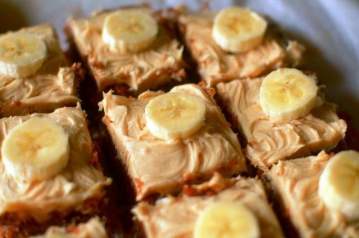 Flourless gluten-free banana cake with peanut butter frosting (paleo + vegan options)
