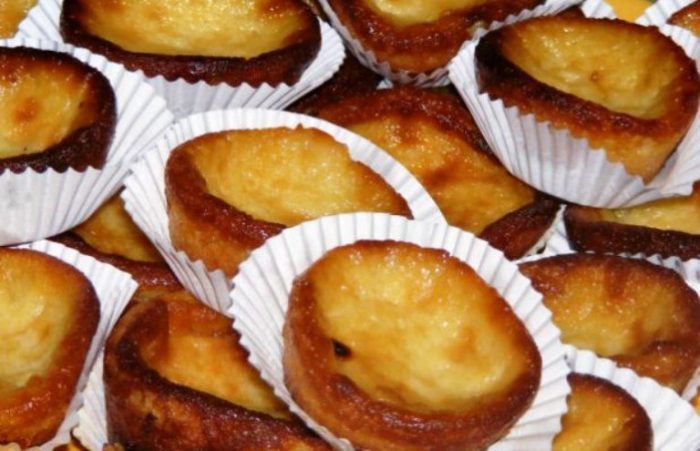 This popular and delicious Portuguese milk tarts recipe (receita de queijadas de leite) is easy and quick to make.