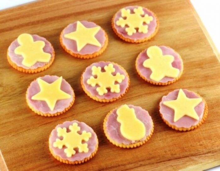Cute little ham and cheese Christmas cracker snack idea. This is one of those ideas that is really easy to make but look great with minimal effort required!