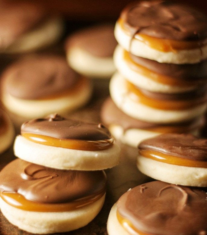 Twix-cookies with caramel shortbread