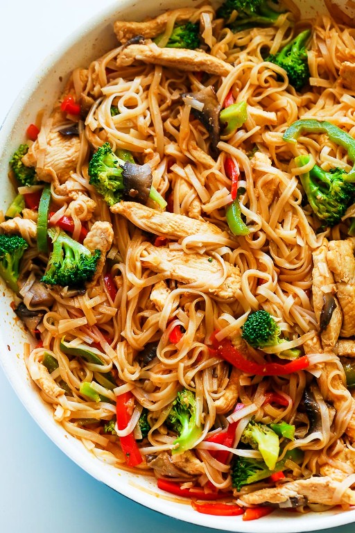 Chicken stir fry with rice noodles (30 minute meal)