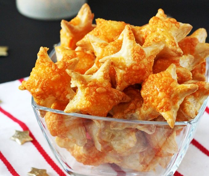 Cheesy puff pastry stars kids Christmas