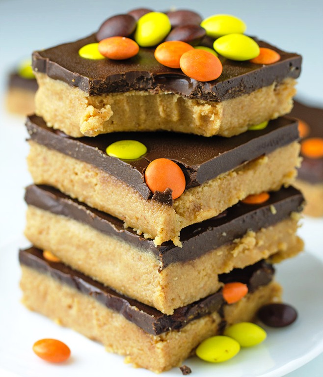 Easy No Bake Reese’s Peanut Butter Bars – Easy, simple and quick no bake dessert recipe with peanut butter and chocolate, is perfect idea for Thanksgiving treat.