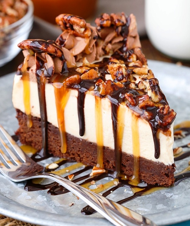 This Turtle Brownie Cheesecake has a brownie bottom, a caramel cheesecake middle and lots of pecans, caramel and chocolate sauce on top! It’s a delicious combination of flavors and textures that’s perfect for fall.