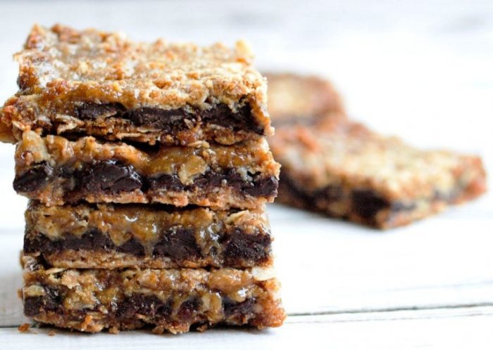 Do I really have to tell you how delicious they are? Look at that ooey-gooey caramel mixed with chocolate. They are one of the most fabulous desserts I’ve made in quite a while. 