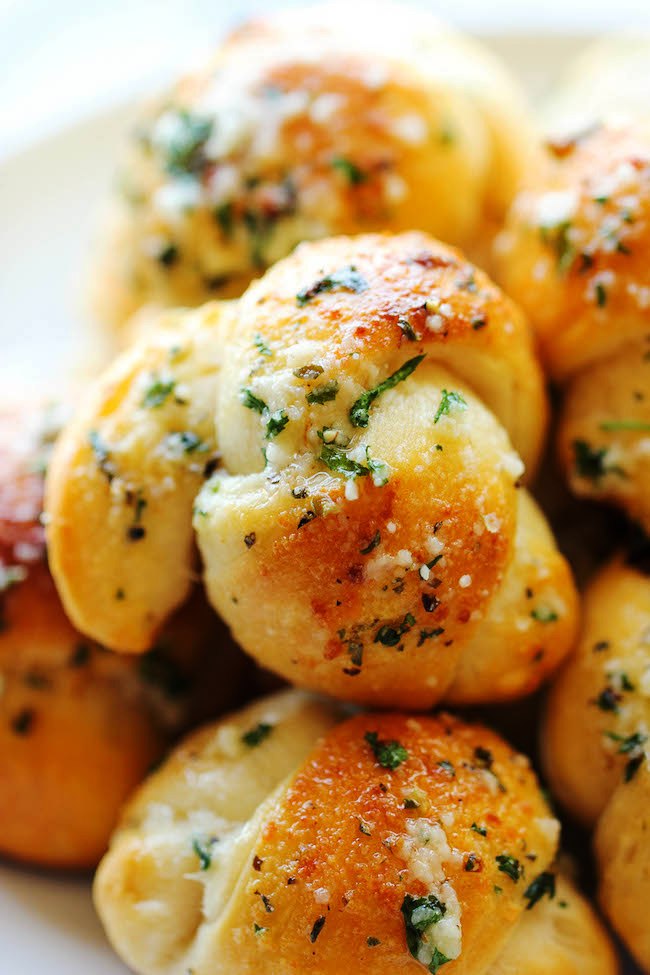 Unbelievably easy, fool-proof, buttery garlic knots that come together in less than 20 min – it doesn’t get easier than that.