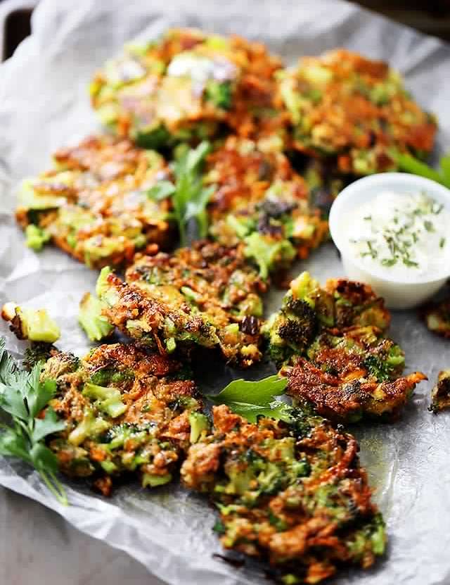Garlicky and Cheesy Broccoli Fritters – Delicious and crispy fritters loaded with broccoli, carrots, garlic and cheese. Perfect as a side dish, a snack, or an appetizer!


