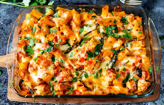 Cheesy pasta bake with chicken and bacon 