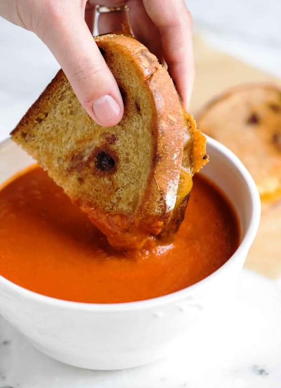 You wouldn’t think that three ingredients butter, onion, and tomato can come together to make such a velvety and delicious tomato soup.