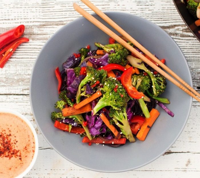 This stir-fry with peanut sauce is easy, quick, delivers a satisfying crunch and, thanks to all the fibre; leaves your tummy happily full.
