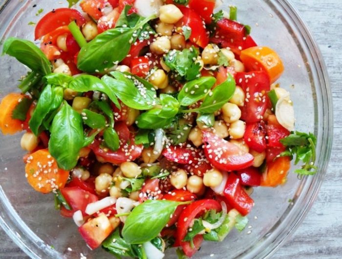 Healthy tomatoes, basil and chickpea salad (vegan and gluten free)