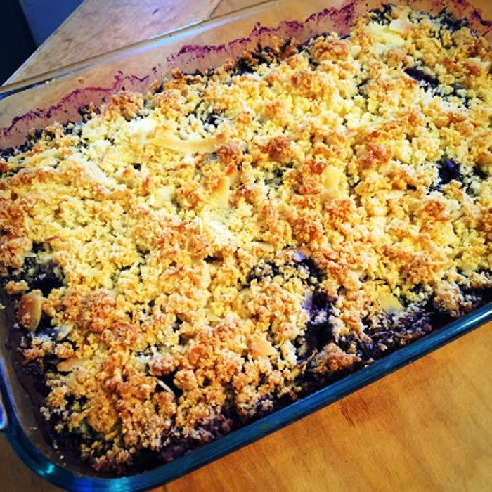 Keto blueberry cream cheese crumble