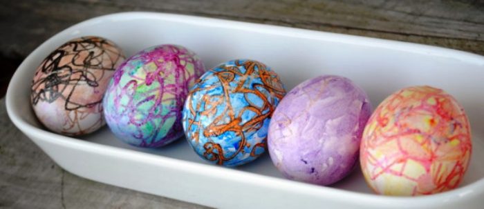 Creating-colorful-easter-eggs-with-melted-crayon