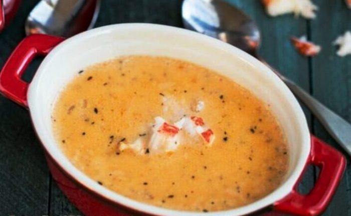 Make your own gourmet soup at home with this easy keto lobster bisque recipe. The best part about this keto soup recipe? This homemade version is also gluten-free and only has 390 calories and 4 net carbs per serving!
