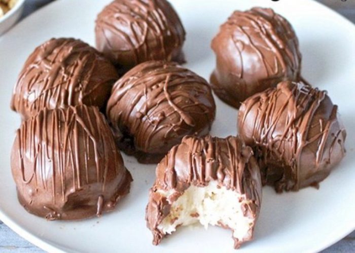 These No-Bake Cheesecake Bites are easy, delicious, and almost too good to be true. Everything you love about cheesecake, made into a bite size treat!

