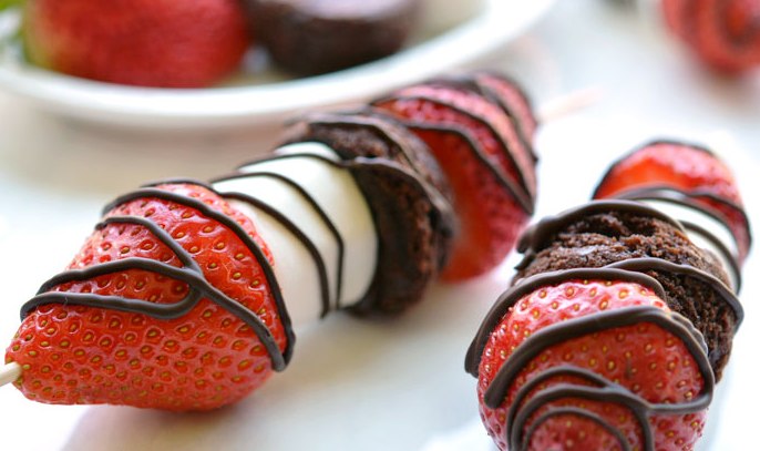 These strawberry brownie skewers couldn’t be any easier! Seriously. Aren’t skewers the best? You can pretty much throw anything you want on them, and you end up with this wonderful treat. Drizzle them with melted chocolate and magically they become classy enough to serve to people who come over! I love how beautiful this dessert is!