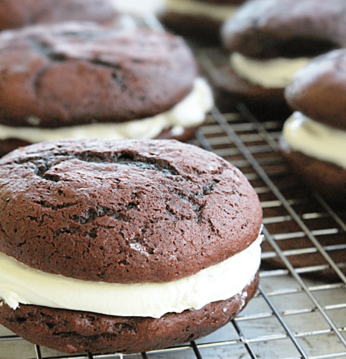 Chocolate-whoopie-pies-with-marshmallow
