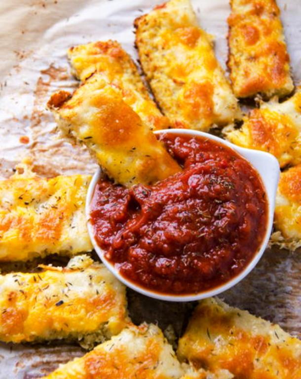 Low-carb-cauliflower-bread-sticks