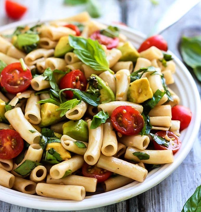 Vegan-avocado-caprese-pasta-salad