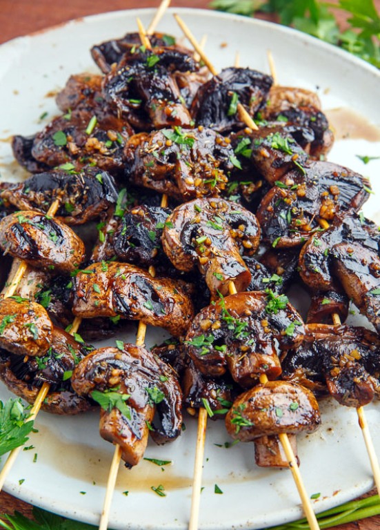 These balsamic garlic grilled mushroom skewers are so nice and easy to make and perfect for summer grilling and get-togethers! You just need to marinate the mushrooms in a simple and tasty balsamic garlic marinade, skewer them up and grill’em!
