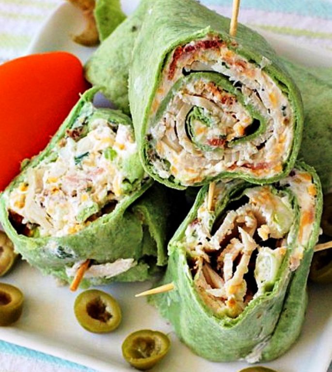 These tasty roll ups are filled with bacon and turkey in a delicious ranch-flavored, cheddar and cream cheese filling. Then they’re rolled up in spinach-flavored tortillas. Green onions add a little pop. I used nitrate-free, uncured bacon along with a turkey cooked at H-E-B that has no preservatives or fillers.