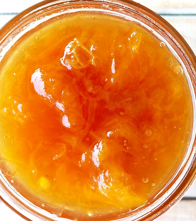 No sugar fruit pectin doesn’t contain any type of artificial sweeteners – it’s simply a premium pectin that doesn’t require sugar to thicken jam (the way classic fruit pectin does).