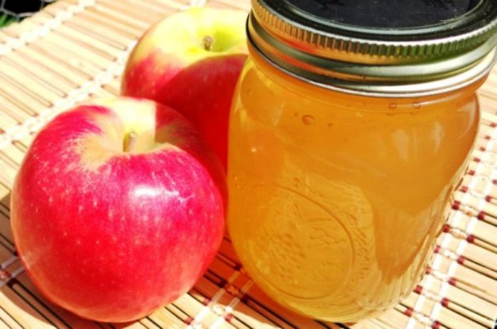 When the earliest apples are available, apple jelly is the starting point. A very simple recipe that makes the most of the first crop.