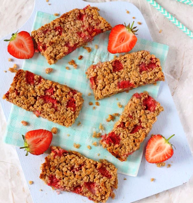 A delicious soft oat bar recipe packed full with sweet strawberries. A tasty and healthy snack for toddlers and older kids!