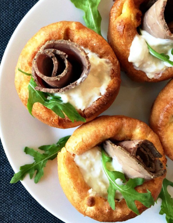 Mini-yorkshire-pudding-canapes-with-roast-beef